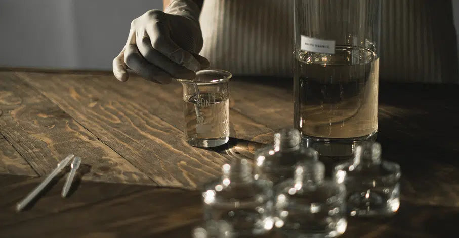 Comprendre la Pyramide Olfactive : Notes de Tête, Notes de Cœur et Notes de Fond dans un Parfum