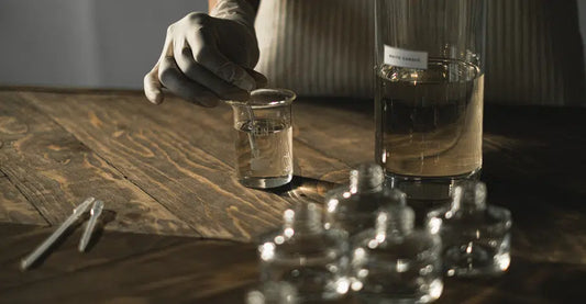 Comprendre la Pyramide Olfactive : Notes de Tête, Notes de Cœur et Notes de Fond dans un Parfum